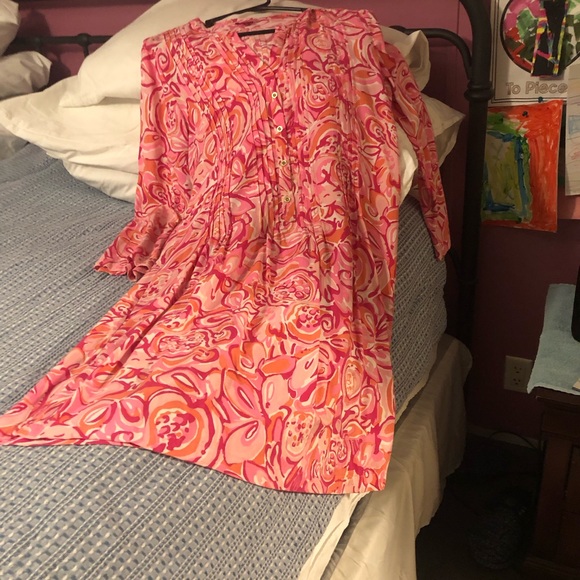 EUC 🌸 Lily Pultizer Pintuck Pinks V -Neck Button 3/4 Sleeve Knee Length Dress - Picture 3 of 9